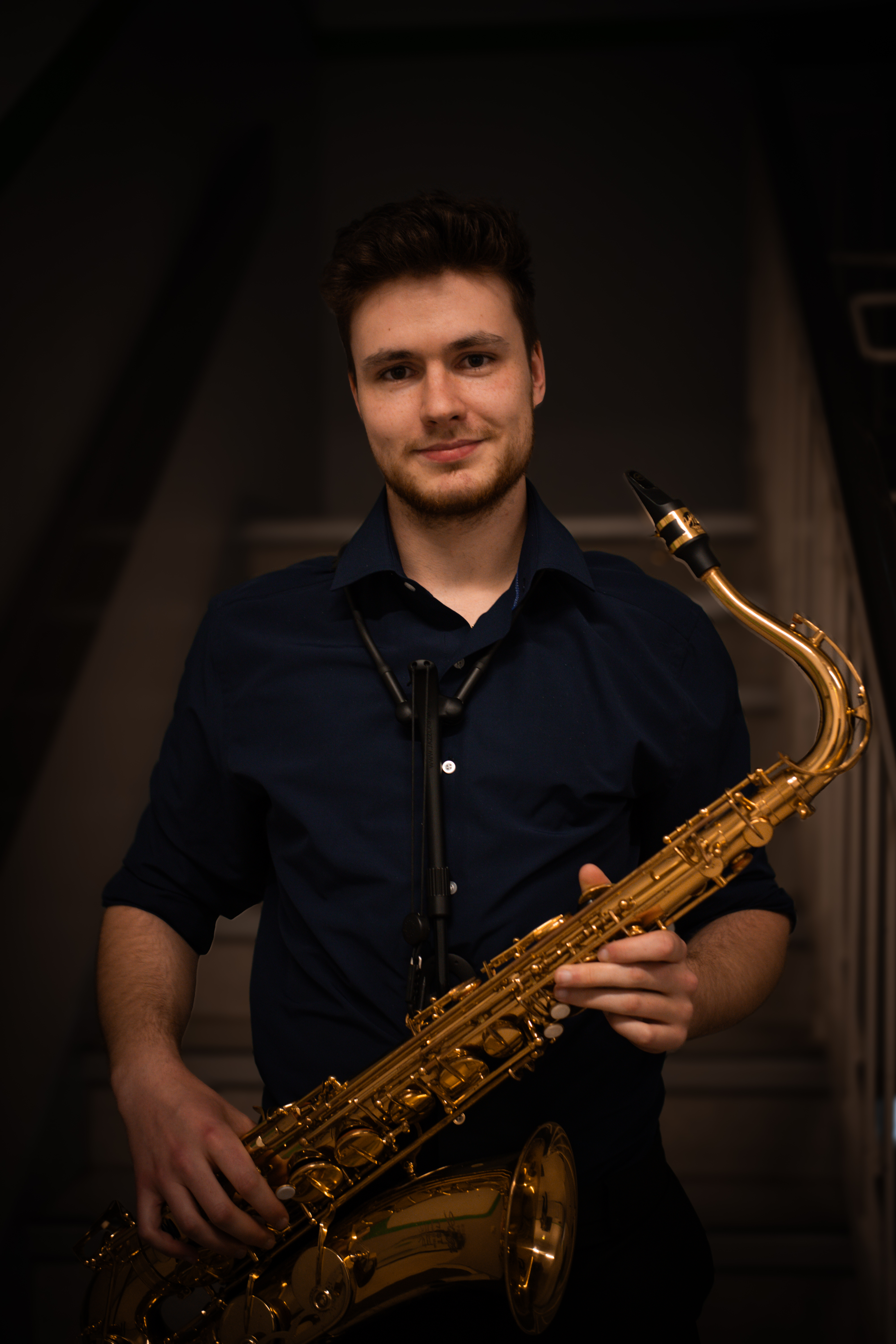 Oliwier Gasz spielt Saxophon